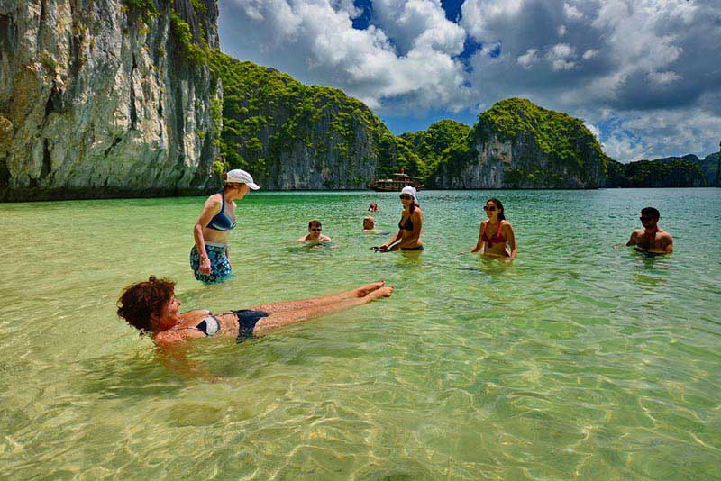 swim in lan ha bay