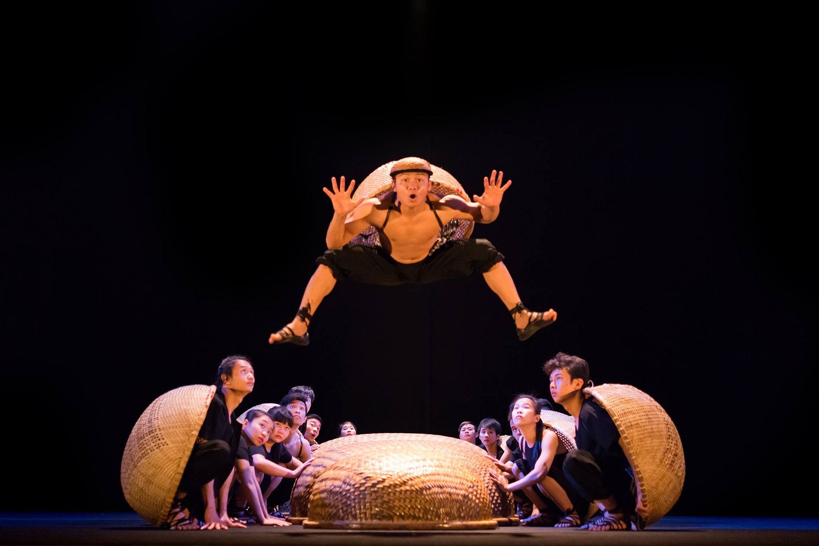 Discover the Soul of Vietnam Through À Ố Show in Saigon 8 a o show 2